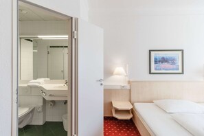 Standard Room, 1 Queen Bed | Hypo-allergenic bedding, in-room safe, desk, soundproofing