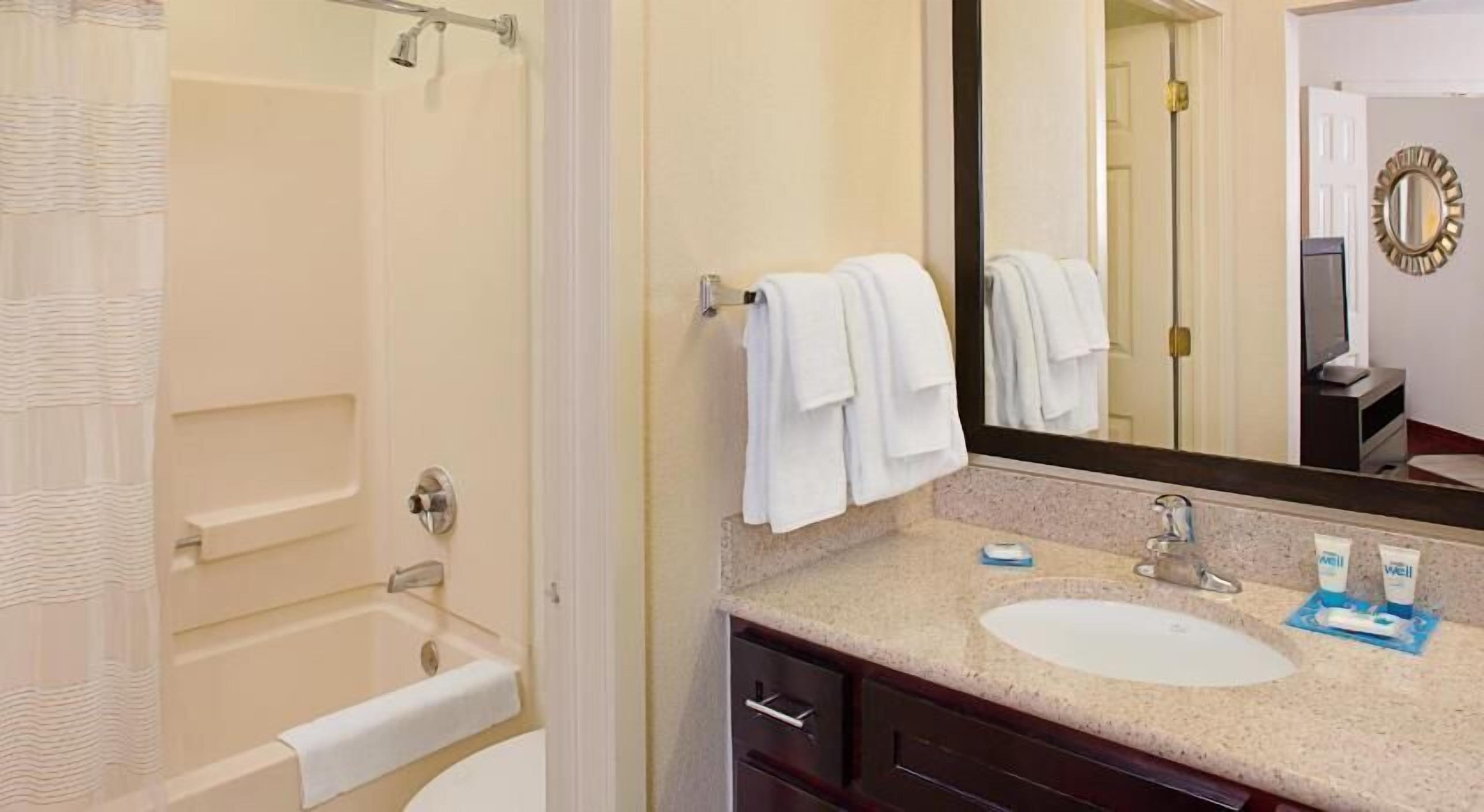 Baño | Tina con regadera, secadora de cabello, toallas 