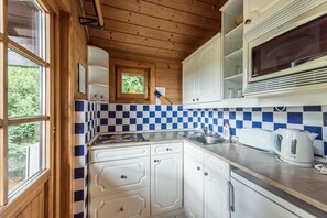 Frigorífico, microondas, placa de cocina y cafetera o tetera