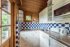 Kühlschrank, Mikrowelle, Herdplatte, Wasserkocher mit Kaffee-/Teezubehör