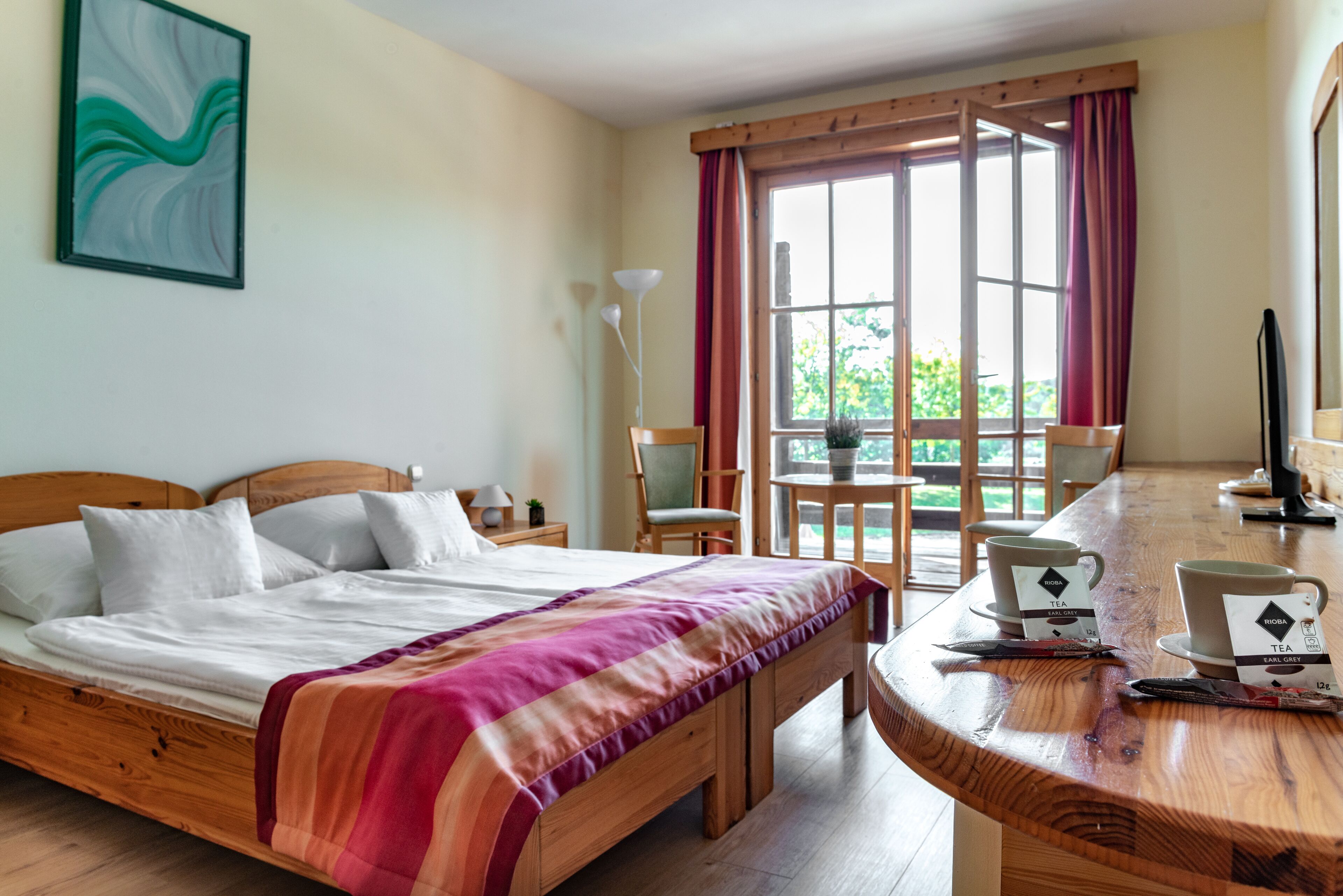 Ropa de cama hipoalergénica y caja de seguridad en la habitación 