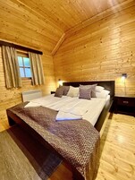 Ropa de cama hipoalergénica y caja de seguridad en la habitación 