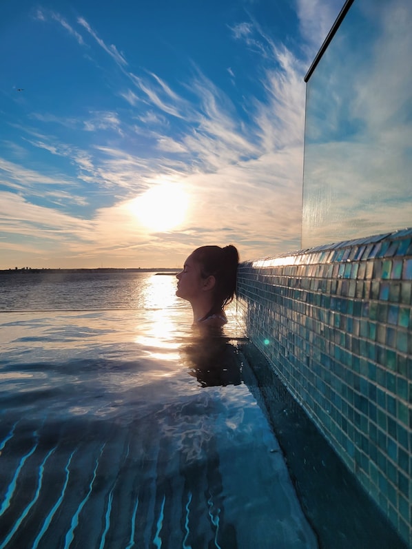 Piscine à débordement