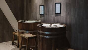 Sauna, Whirlpool, Dampfbad, Körperbehandlungen, Tiefengewebe-Massagen