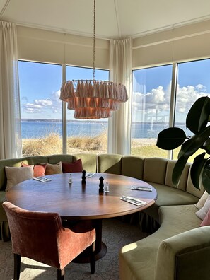 Déjeuner et dîner servis sur place, vue sur la plage 