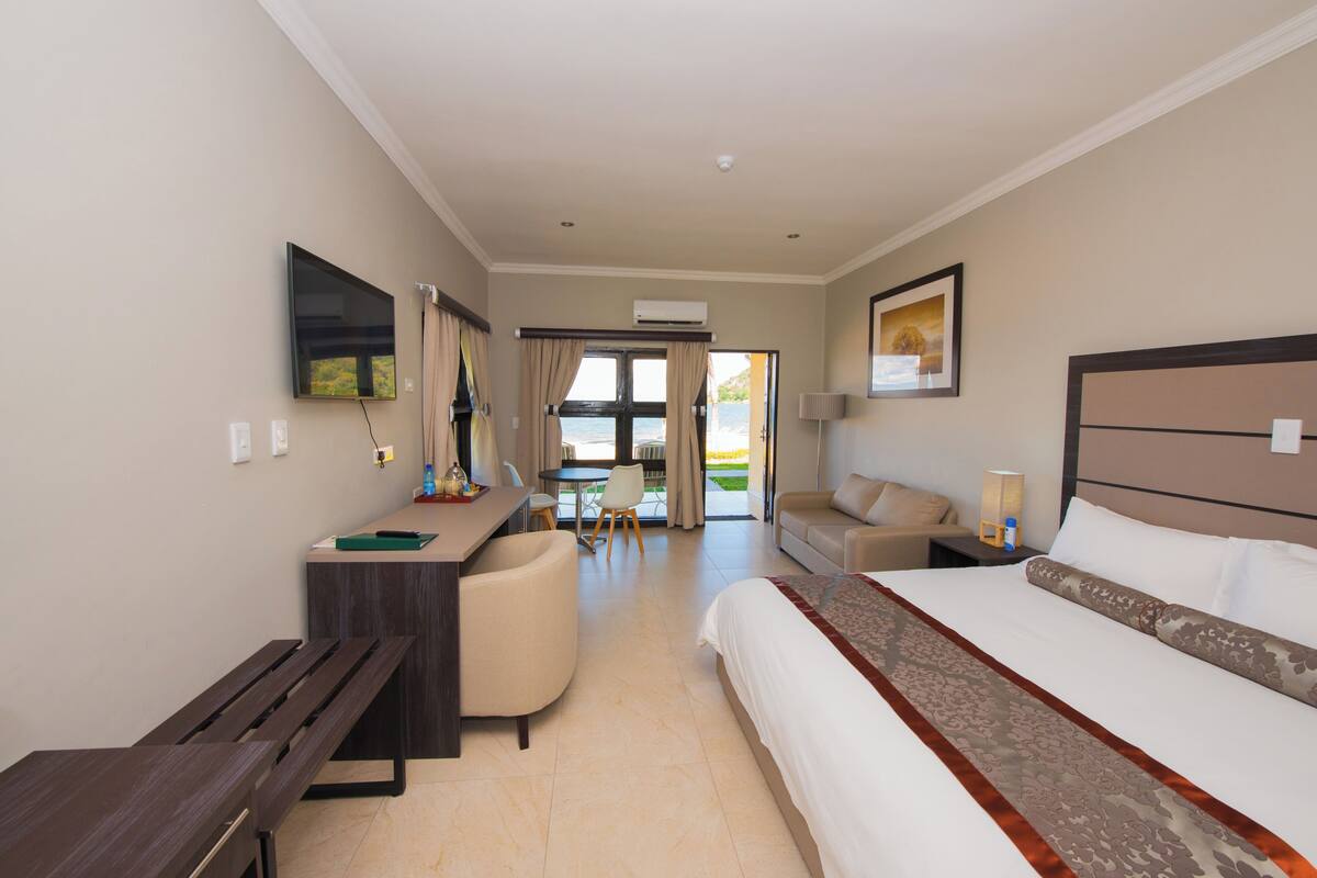 Suite, Lake View | Katil Select Comfort, peti besi dalam bilik, cadar katil 