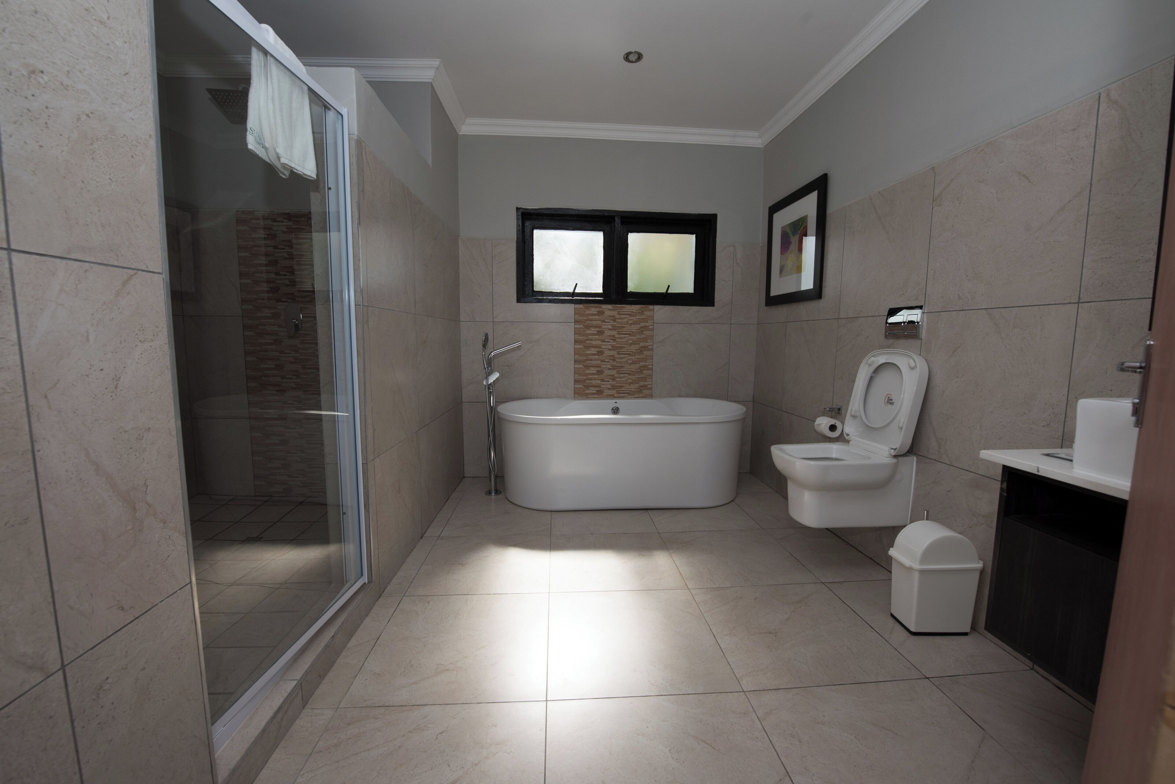 Suite, vista al lago | Baño | Amenidades de baño gratuitas, secadora de cabello, batas, toallas 