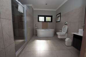 Suite, uitzicht op meer | Badkamer | Gratis toiletartikelen, een haardroger, badjassen, handdoeken