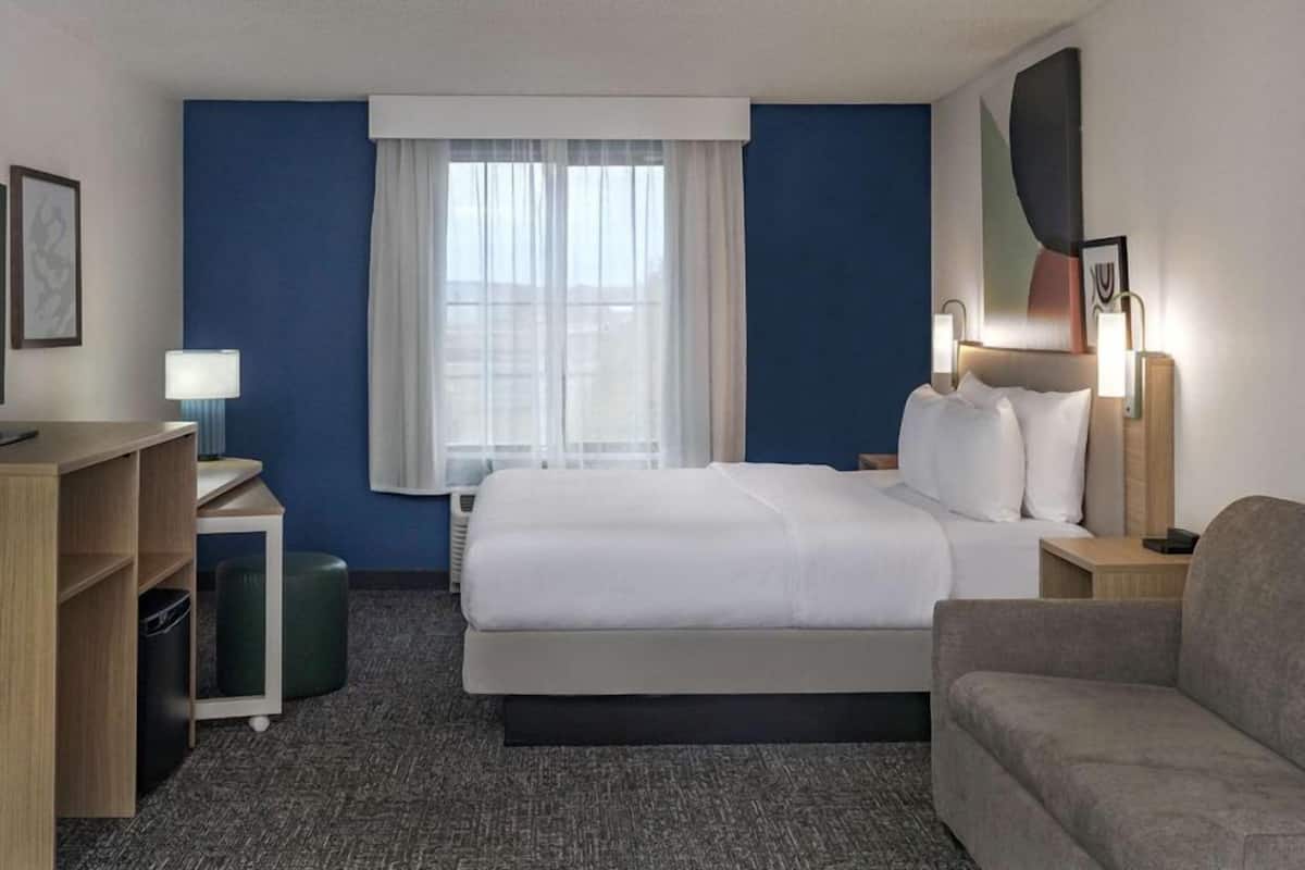 Room, 1 King Bed | Desk, laptop workspace, iron/ironing board, free WiFi