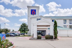 Property entrance - Motel 6 Katy, TX - Houston (Katy)