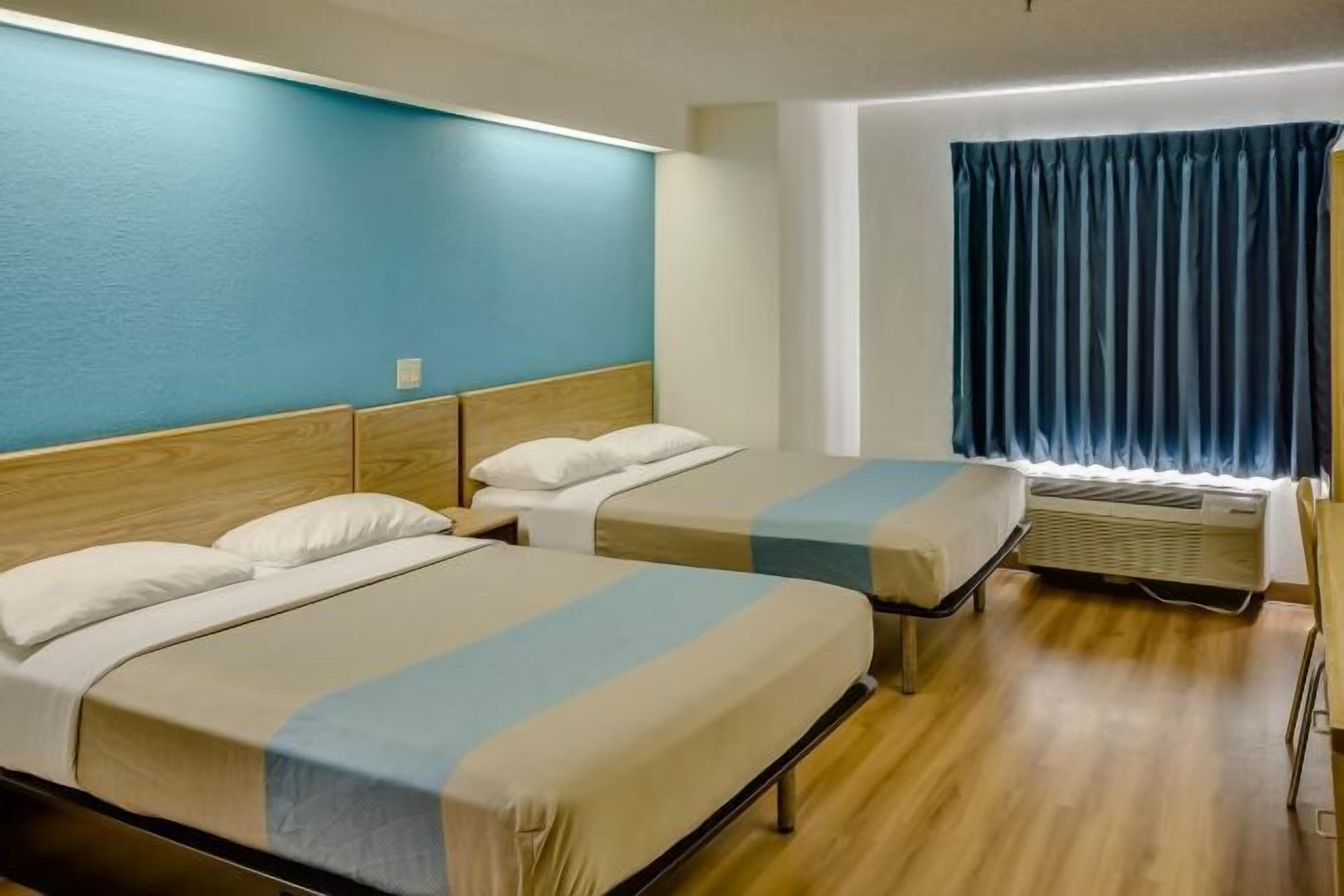 Escritorio, wifi gratis, ropa de cama