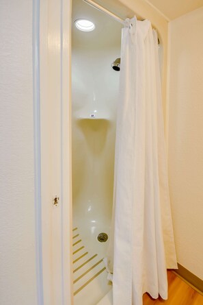 Bathroom shower - Motel 6 Katy, TX - Houston (Katy)