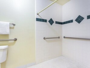 Suite studio, 1 grand lit, accessible aux personnes à mobilité réduite, non-fumeur | Salle de bain | Baignoire, serviettes fournies