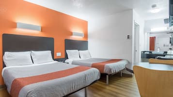 Tabla de planchar con plancha, wifi gratis y ropa de cama