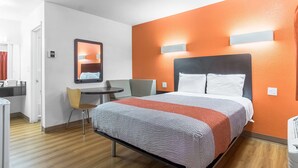 A hotel room with a bed, a desk, and a chair. - Motel 6 Bakersfield, CA - Central (Bakersfield)