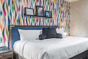 Escritorio, tabla de planchar con plancha, wifi gratis y ropa de cama