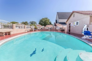 Una piscina al aire libre de temporada