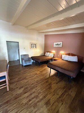 Iron/ironing board, free WiFi, bed sheets, alarm clocks - Oroville Value Suites (Oroville)