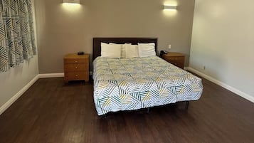 Studio, 1 King Bed, Non Smoking | Iron/ironing board, free WiFi, bed sheets, alarm clocks