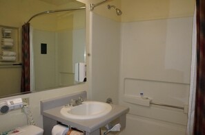 Iron/ironing board, free WiFi, bed sheets, alarm clocks - Oroville Value Suites (Oroville)