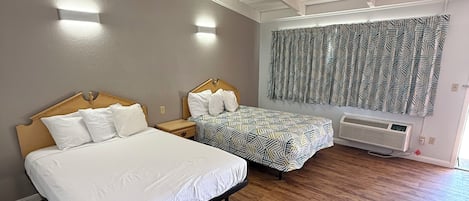 開放式客房, 2 張加大雙人床, 非吸煙房 | 熨斗/熨衫板、免費 Wi-Fi、床單、鬧鐘