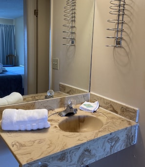 Ensemble baignoire-douche, serviettes fournies