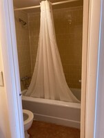 Bañera con ducha, toallas