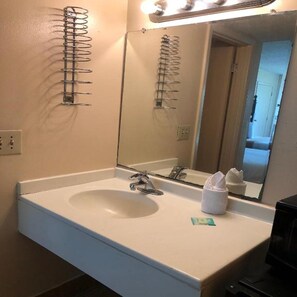 Combined shower/tub, towels