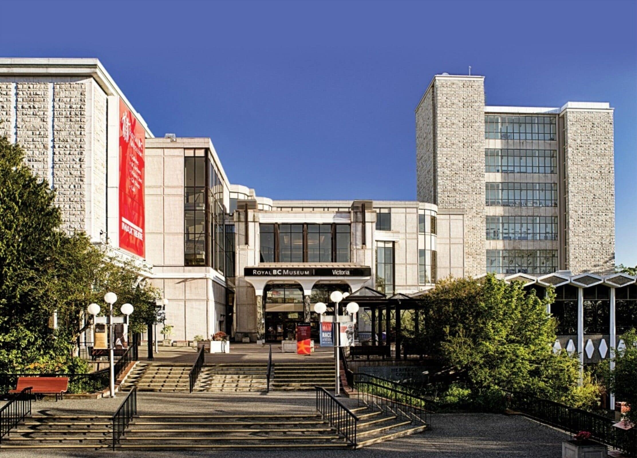 Un bâtiment moderne doté d’une entrée imposante, sur laquelle on peut lire l’inscription « Royal BC Museum Victoria ».