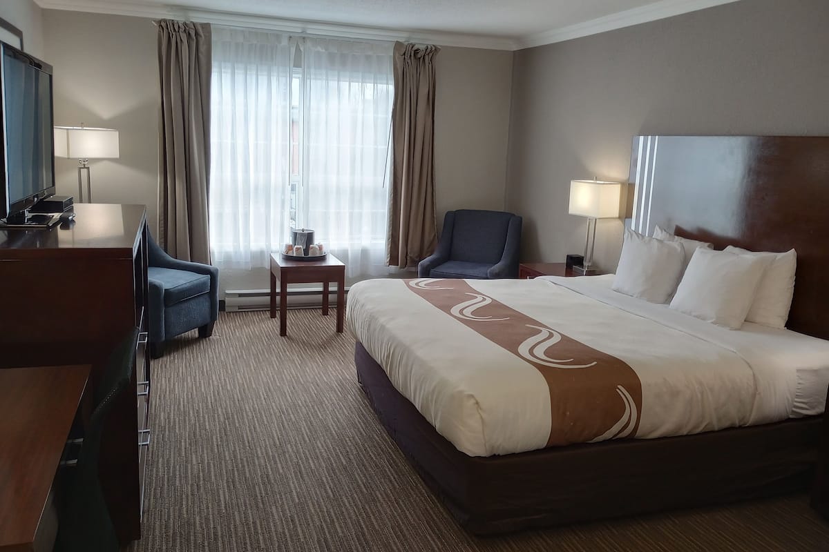 Camas con pillow-top, escritorio y cortinas blackout