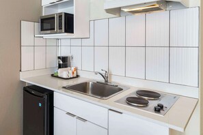 Chambre traditionnelle, 2 grands lits, cuisinette | Cuisinette privée | Réfrigérateur, four à micro-ondes, cafetière-théière
