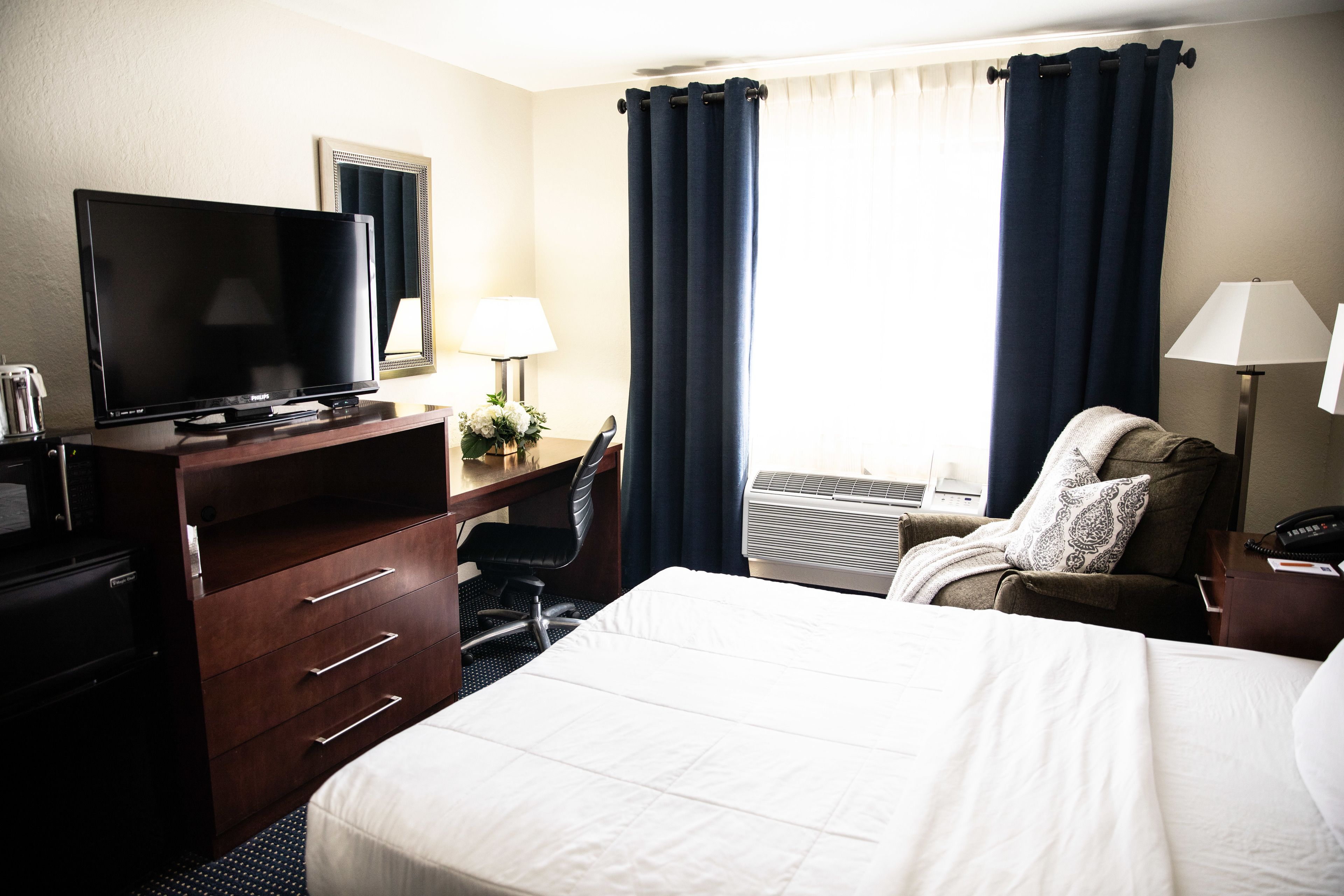 single room, accessible | premium bedding, desk, laptop workspace, blackout curtains