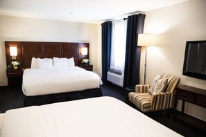 Habitación doble Deluxe, refrigerador y microondas | Ropa de cama de alta calidad y escritorio