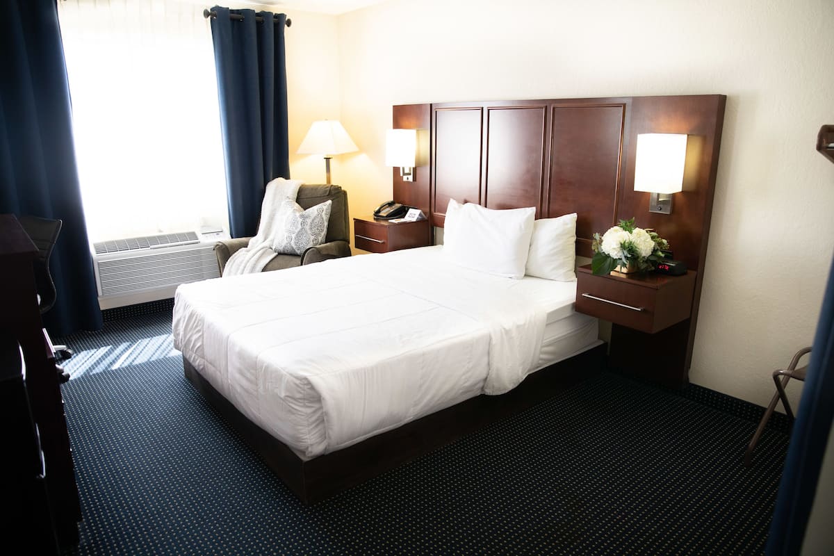 Single Room, Accessible | Premium bedding, desk, laptop workspace, blackout drapes