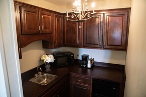 Exclusive Studio Suite | Private kitchen | Fridge, microwave, coffee/tea maker