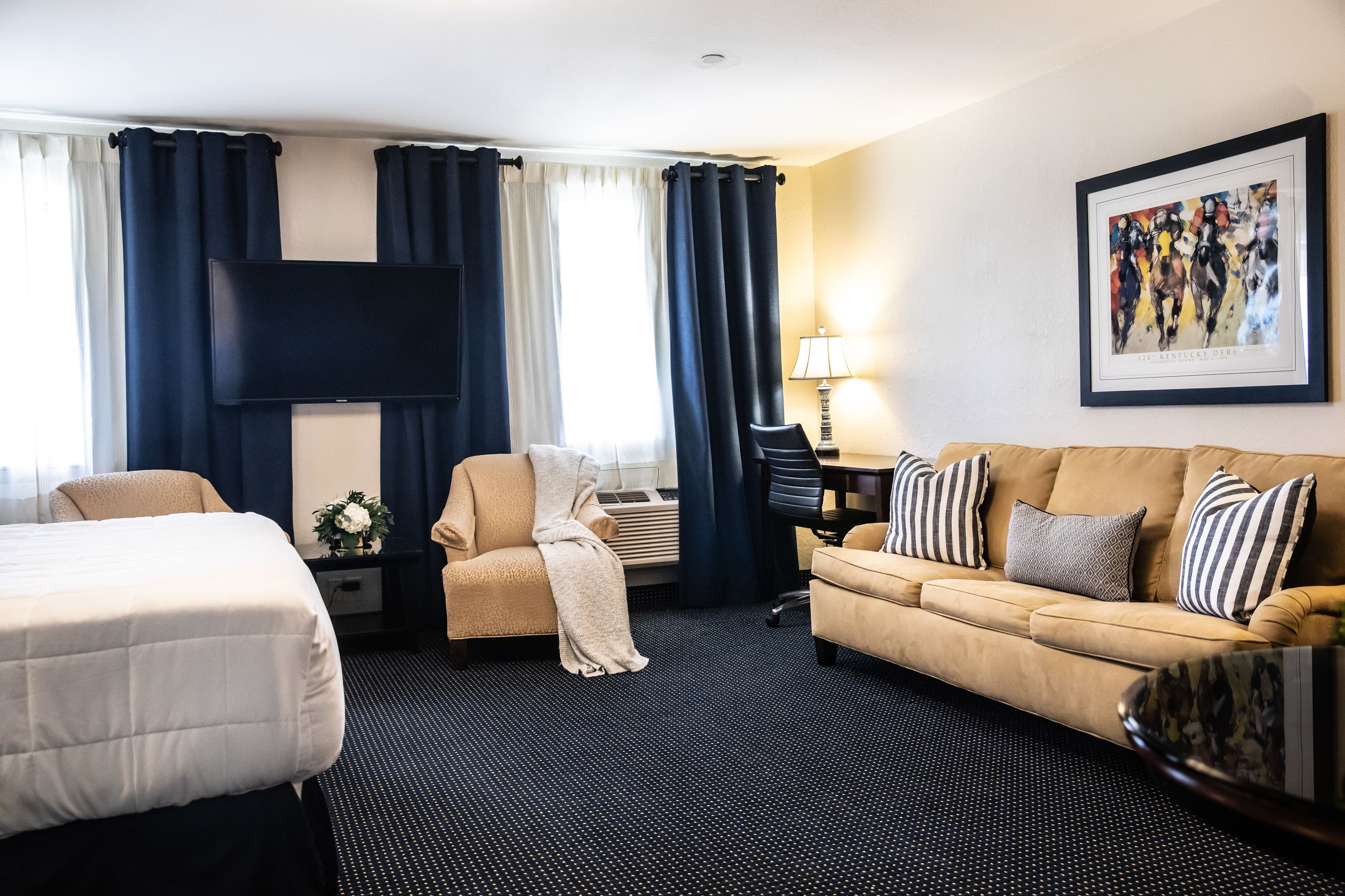 exclusive studio suite | living area | flat-screen tv