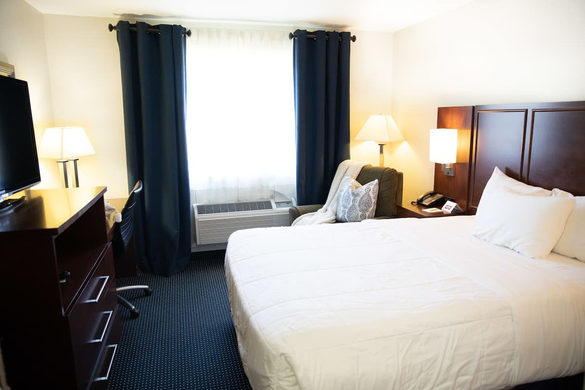 Single Room, 1 Queen Bed, Refrigerator & Microwave | Premium bedding, desk, laptop workspace, blackout drapes