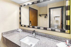 Combined shower/bathtub, free toiletries, towels