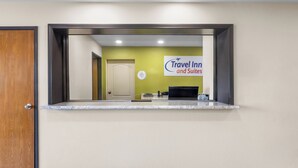 Un área de recepción con un cartel que dice 'Travel Inn and Suites'.