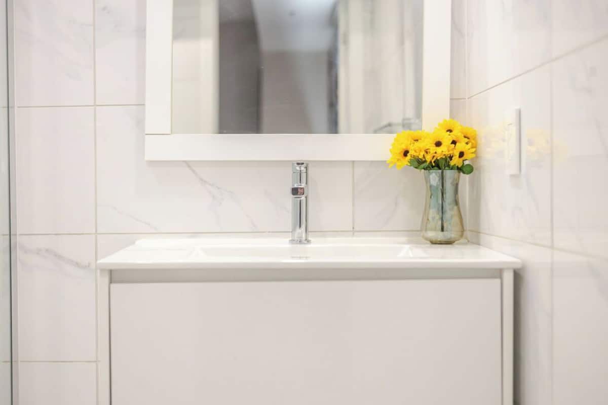 Deluxe-Zimmer, 2 Queen-Betten | Badezimmer | Duschwanne, Regendusche, kostenlose Toilettenartikel, Haartrockner