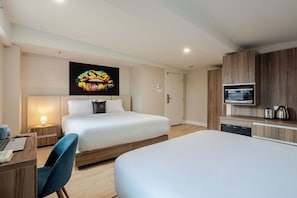 Habitación Deluxe, 2 camas Queen size | Escritorio y espacio para trabajar con laptop