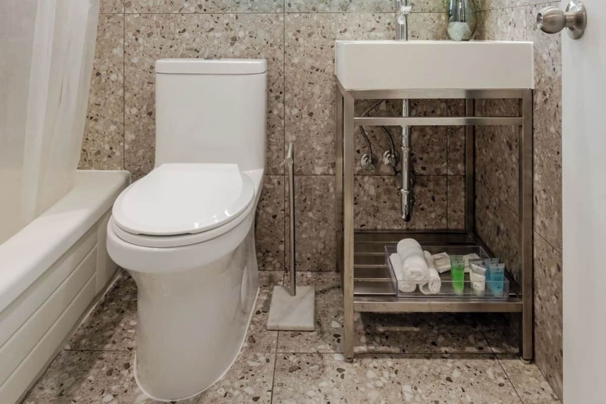 Duschwanne, Regendusche, kostenlose Toilettenartikel, Haartrockner