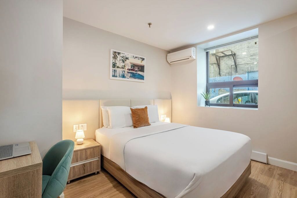 Escritorio y espacio para trabajar con laptop 