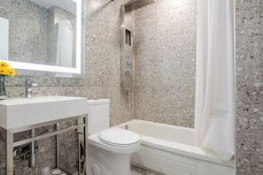 Habitación Deluxe, 1 cama King size | Baño | Tina con regadera, regadera tipo lluvia, amenidades de baño gratuitas 