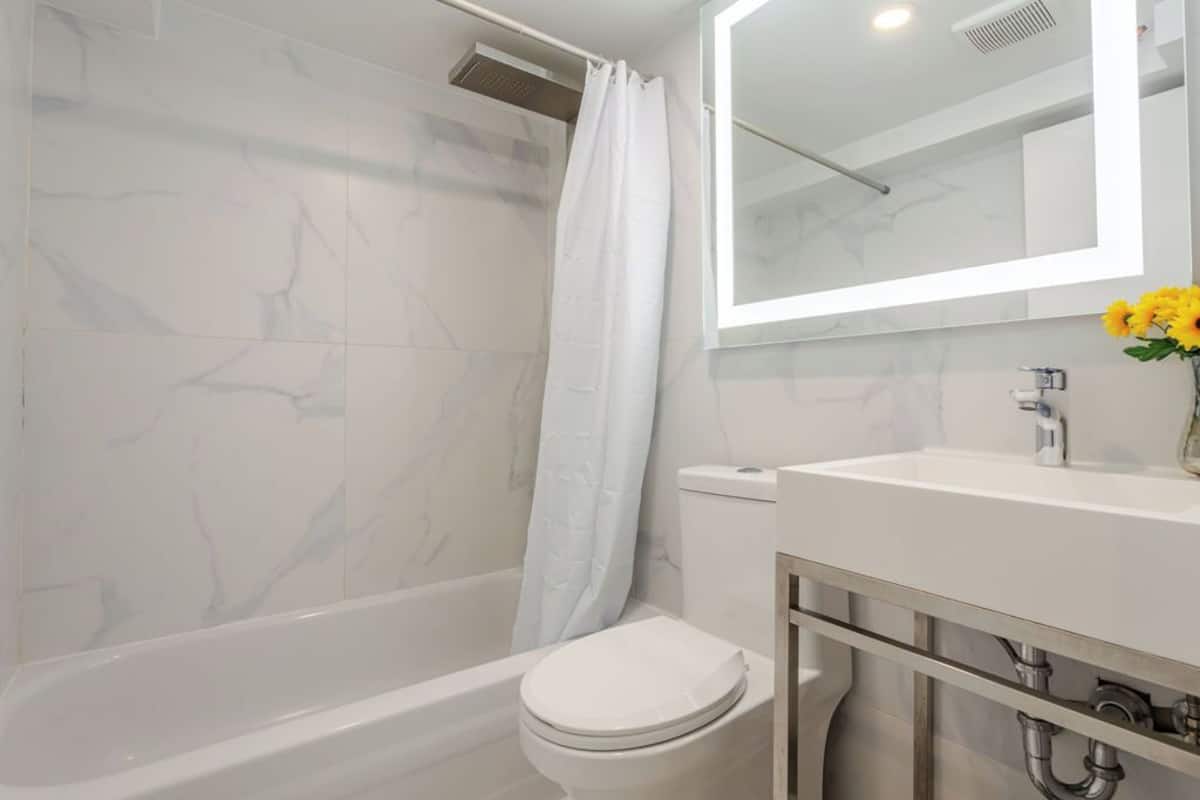 Deluxe-Zimmer, Mehrere Betten | Badezimmer | Duschwanne, Regendusche, kostenlose Toilettenartikel, Haartrockner