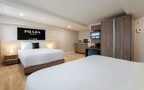 Quarto luxo, várias camas | Escrivaninha, espaço de trabalho para notebook