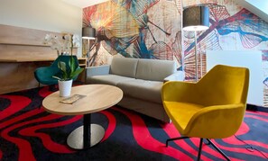 Duplex conforto | Edredons de pluma, escrivaninha, espaço de trabalho para notebook