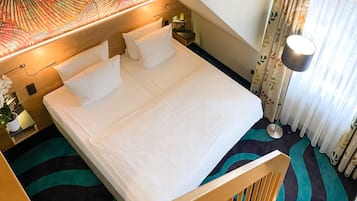 Nhà Duplex tiện nghi đơn giản | 1 phòng ngủ, chăn bông, bàn, khu vực làm việc phù hợp cho laptop