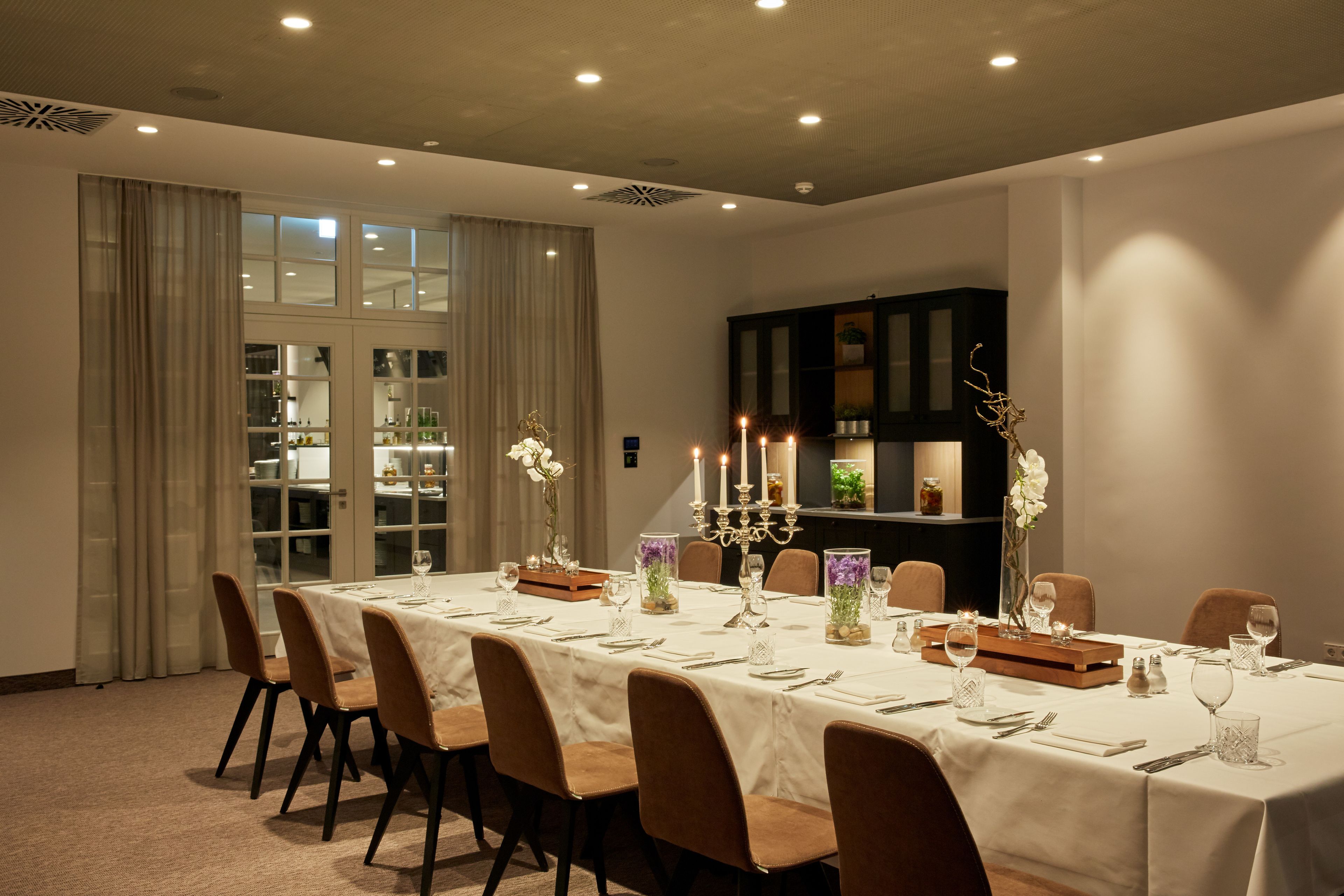 Een eetkamer met een lange tafel voor zes personen, omringd door stoelen.