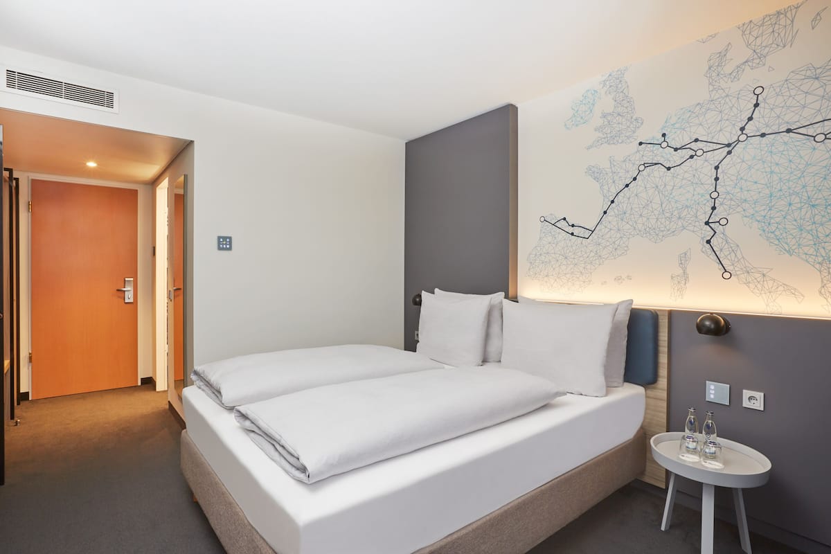 Hypo-allergenic bedding, down duvets, in-room safe, desk